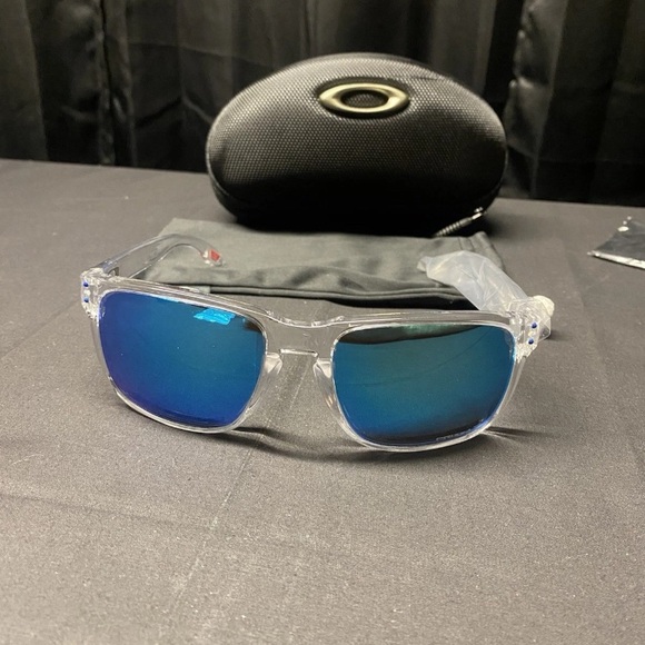 Oakley Sunglasses with Blue Lenses and Black Case - Picture 3 of 7